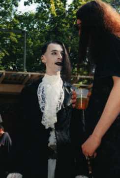 http://www.gothicinfo.de/photos/goth1_g_6127336.jpg